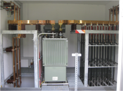 Serienankopplung mit 3-phasigem Einspeisetransformator mit Eisenkern ohne Luftspalt